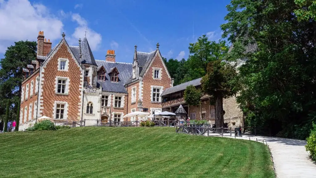 Grands-parents et petits-enfants réunissant une donation familiale pour financer un projet immobilier locatif